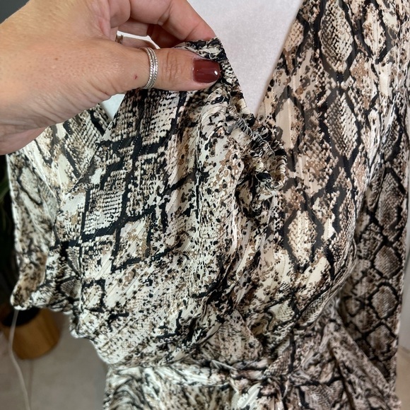 Do+Be Long Sleeve Surplice V Neck Snakeskin Print Ruffle Skirt Mini Dress NWT - Picture 15 of 16